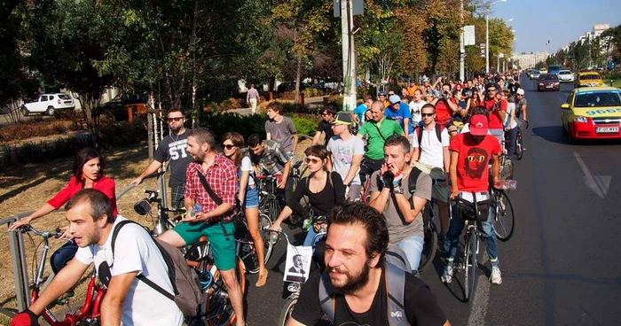 Protestele împotriva proiectului de la Roşia Montană au strâns peste 10.000 de oameni duminică seara în Bucureşti