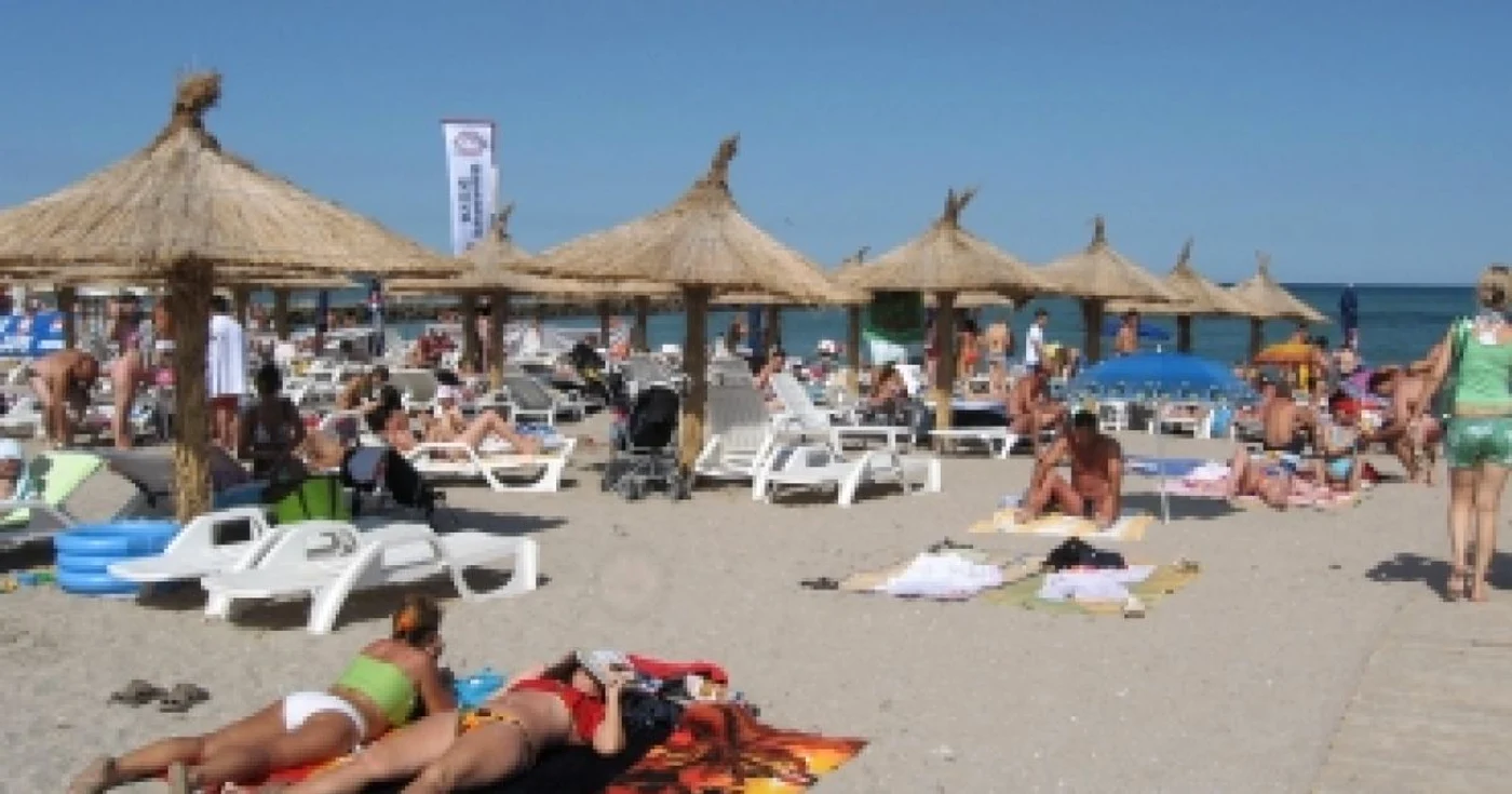 Constanţa: Litoral 2009 / Turiştii cu cearşafuri sunt băgaţi în ţarc