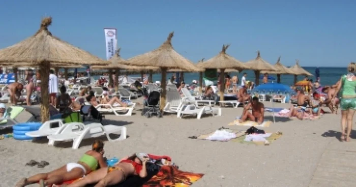 Constanţa: Litoral 2009 / Turiştii cu cearşafuri sunt băgaţi în ţarc