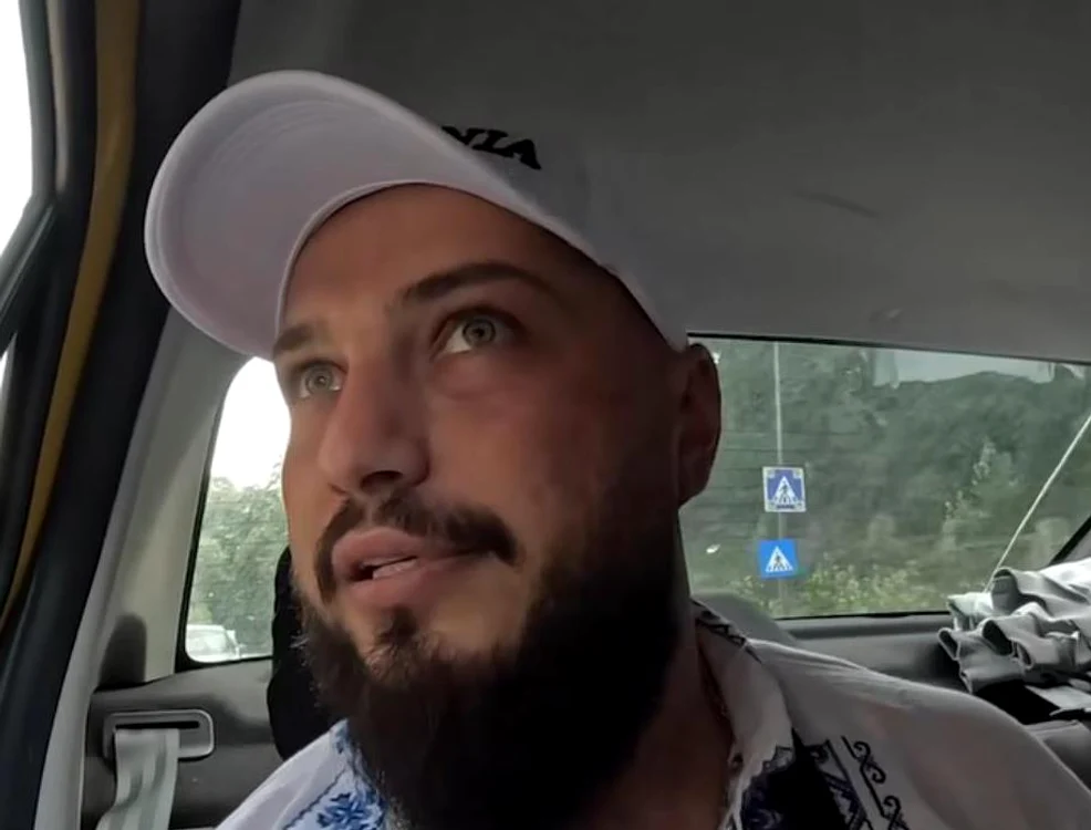 Turistul străin a fost impresionat de localitate și amabilitatea taximetristului FOTO: captură video