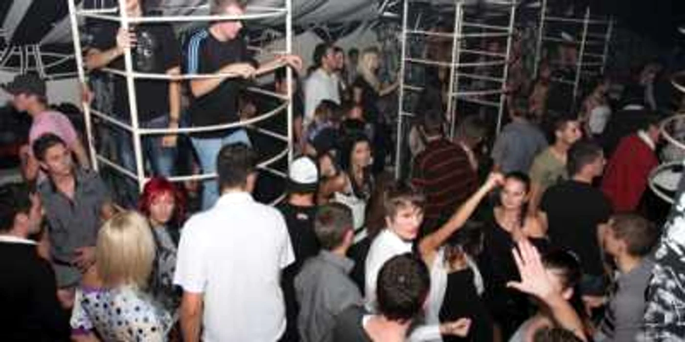 Tinerii adoptă vestimentația de club