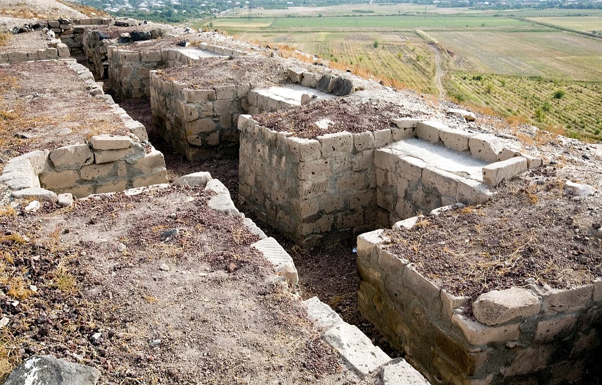 Zidurile reconstruite ale orașului antic Argishtihinili (© EvgenyGenkin / Wikimedia Commons)