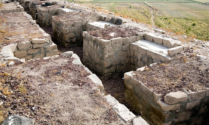 Zidurile reconstruite ale orașului antic Argishtihinili (© EvgenyGenkin / Wikimedia Commons) 