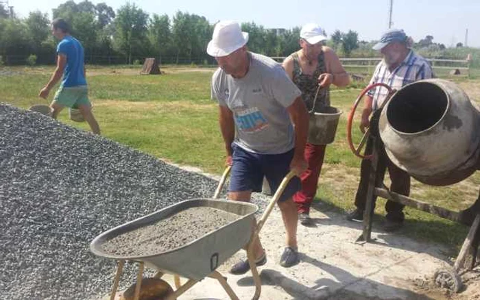 Custi pentru câini la manastirea Navodari FOTO Facebook Manastirea Navodari