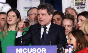 Anunțarea rezultatelor exit-poll în prezența candidatului Nicușor Dan, în București. FOTO Inquam Photos / George Călin