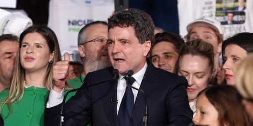 Anunțarea rezultatelor exit-poll în prezența candidatului Nicușor Dan, în București. FOTO Inquam Photos / George Călin