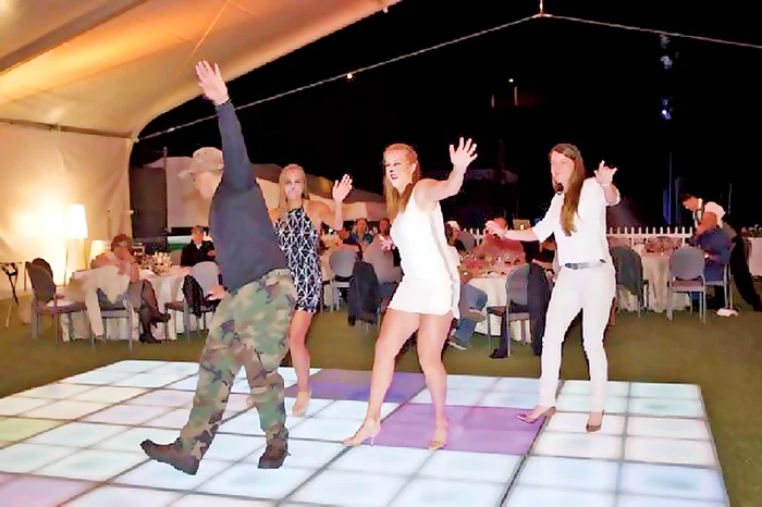 
    Alexandra Dulgheru şi Elena  Bogdan au dansat non-stop  la petrecerea jucătoarelor  