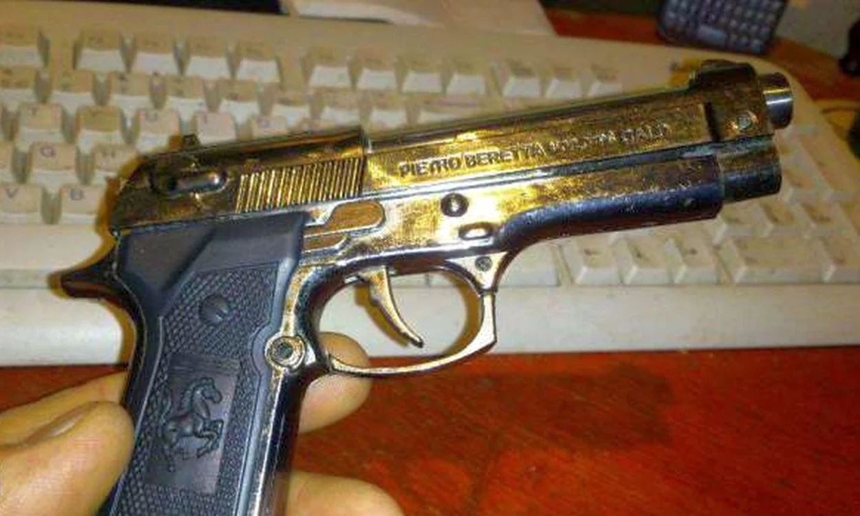 Pistolul-brichetă arată, totuşi, aproape ca o armă adevărată. FOTO C. Crângan