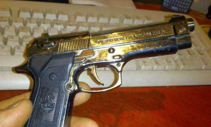 Pistolul-brichetă arată, totuşi, aproape ca o armă adevărată. FOTO C. Crângan