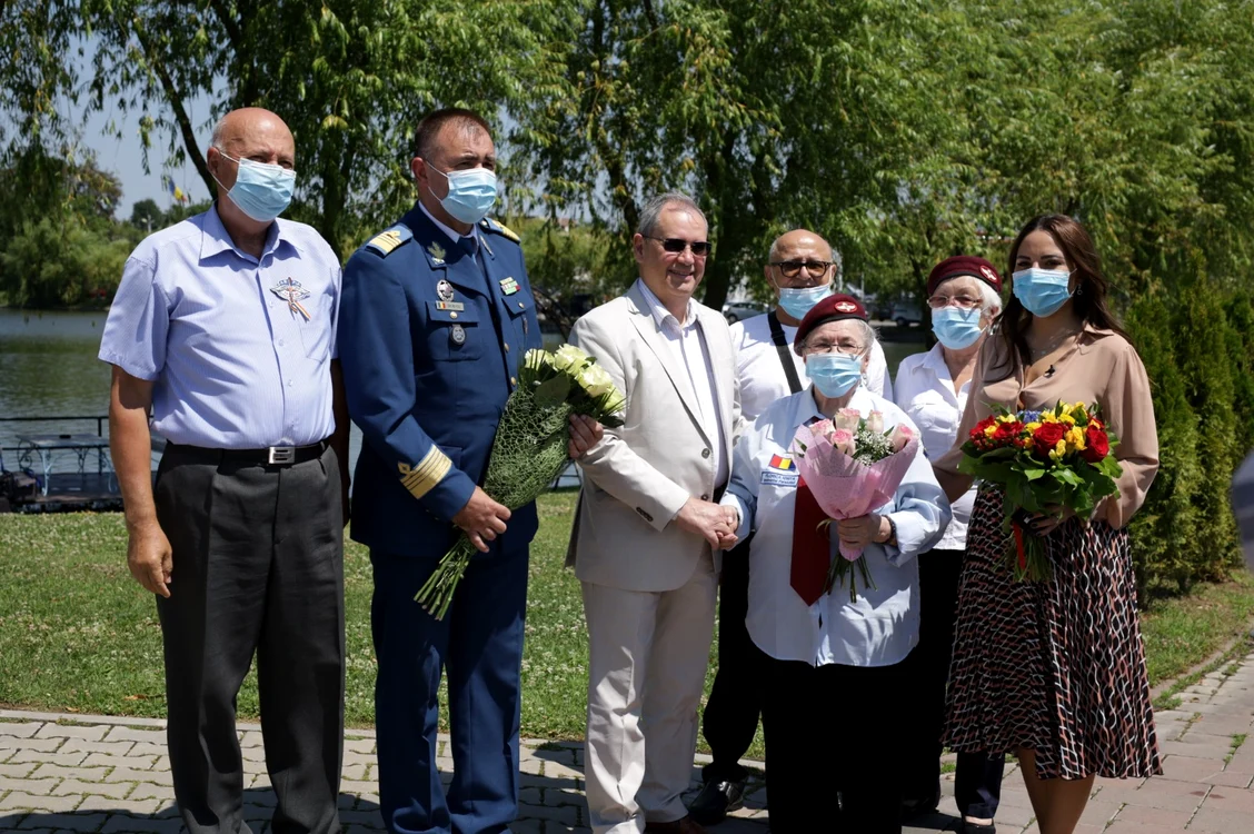 Florica Ioniță a fost înconjuratră la ceas aniversar de prieteni , foști aviatori, dar și de astronautul Dumitru Prunariu și de Alexandra Dobre