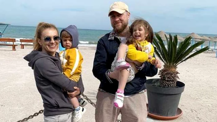 Simona Gherghe, alături de soţ şi cei doi copii FOTO Facebook