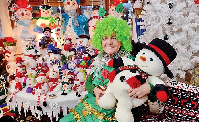 
    În living şi-a pus o sanie de 2 metri cu păpuşifoto: profimedia  