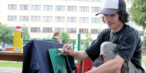 Tinerii s-au înghesuit să îşi “tuneze” tricourile