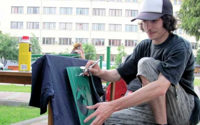 Tinerii s-au înghesuit să îşi “tuneze” tricourile