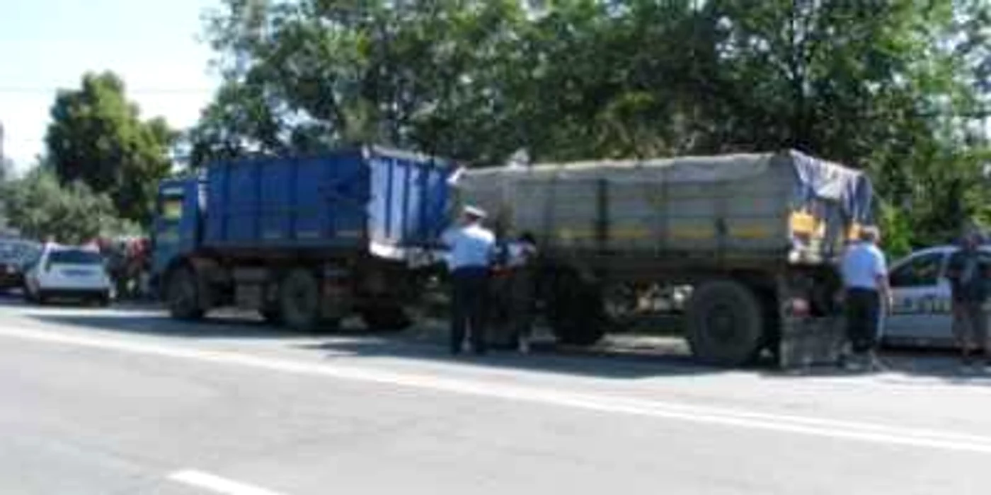 Râmnicu Vâlcea: Doua femei au murit dupa ce maşina cu cereale s-a răsturant peste ele