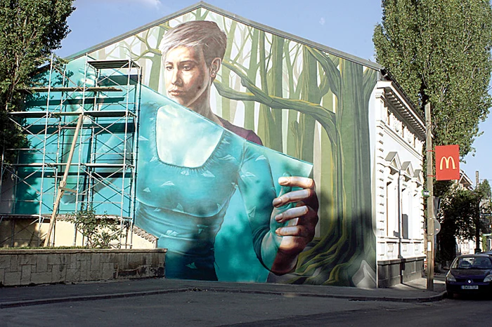 
    Desenul are  înălţimea unui  bloc cu trei etaje  