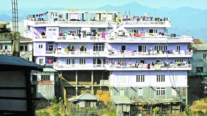 Locuiesc cu toţii într-o casă uriaşă cu 100 de camere şi patru etaje.