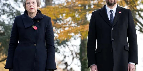 Theresa May si Charles Michel aducand omagii unor soldati britanici ucisi in Primul Razboi Mondial FOTO EPA-EFE