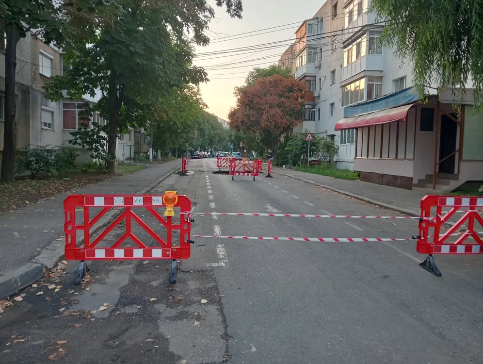 Compania de Apă Buzău a blocat strada.