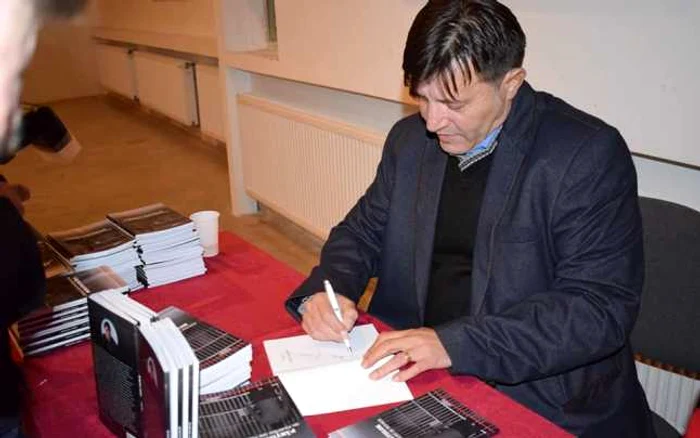 Fostul poliţist a epuizat tirajul de 1.000 de exemplare încă de la lansarea cărţii
