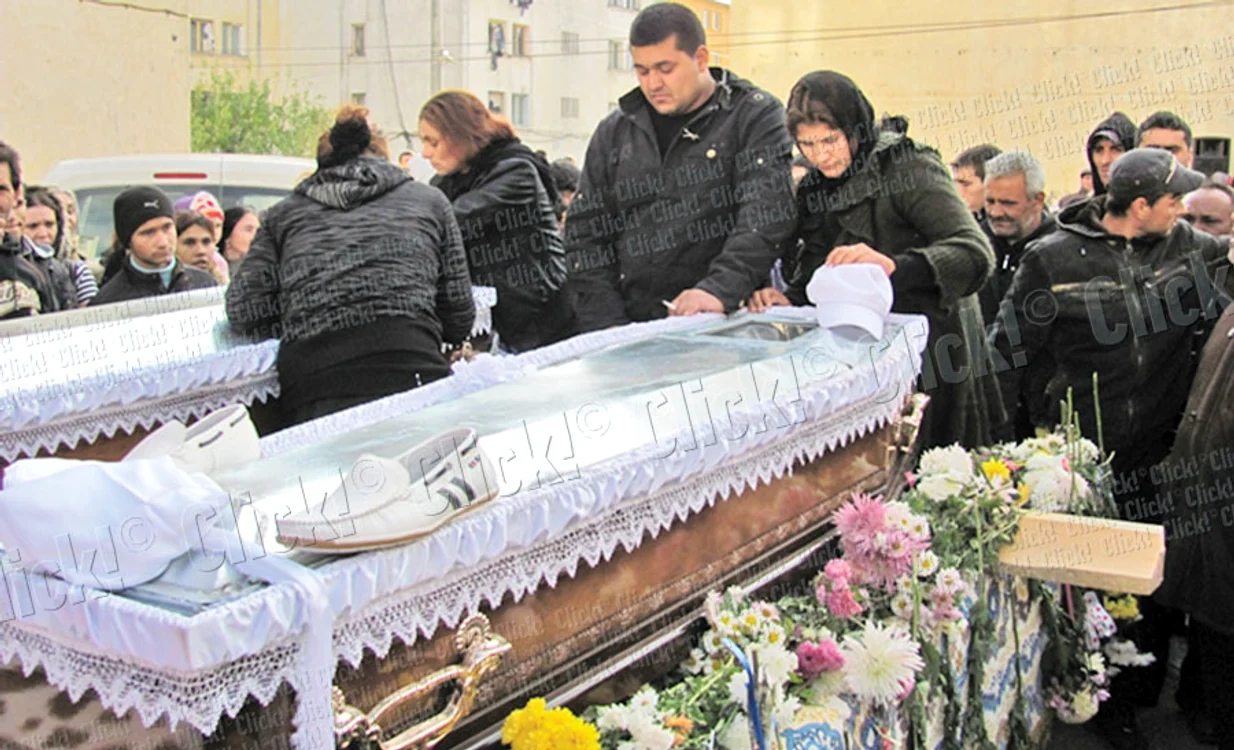 Familia şi prietenii  i-au plâns pe  Claudiu şi pe mama lui plecaţi în  Spania să  muncească pentru  un trai mai bun
