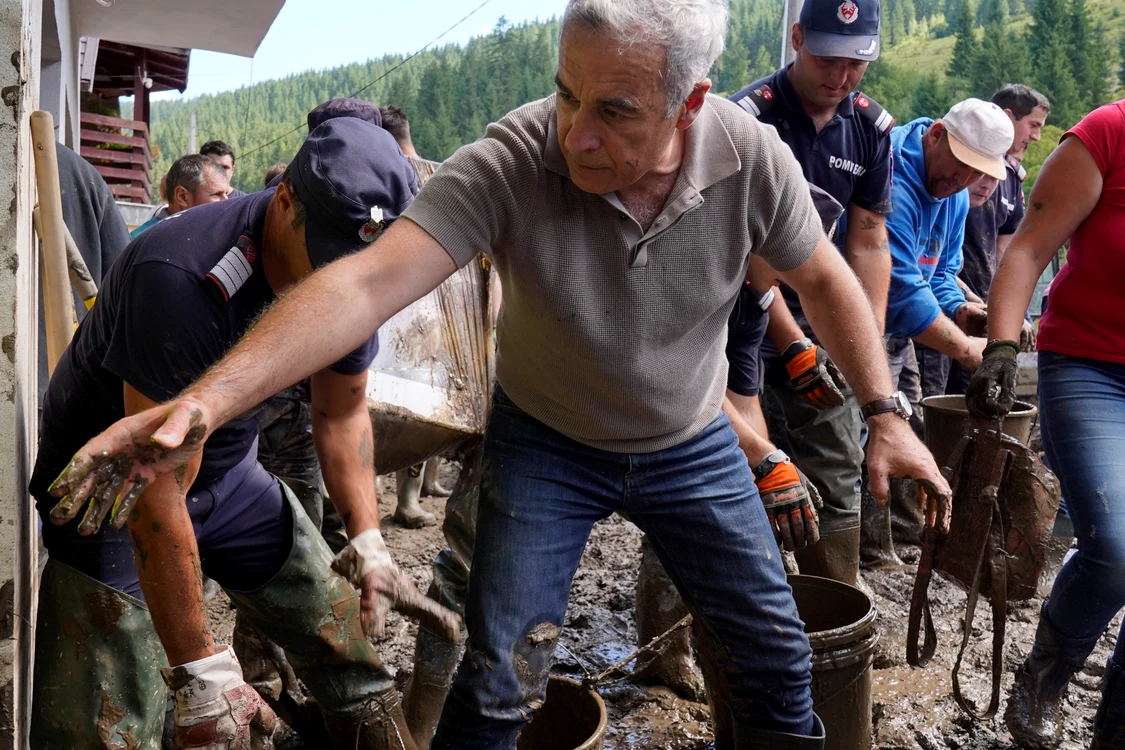 Călin Georgescu, în mijlocul sinistraților din Broșteni Foto: Inquam Photos/Saul Pop