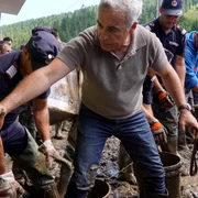 Călin Georgescu, în mijlocul sinistraților din Broșteni, Suceava. FOTO Inquam Photos / Saul Pop