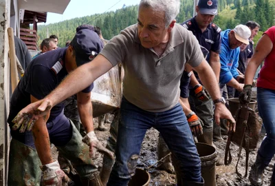 Călin Georgescu, în mijlocul sinistraților din Broșteni, Suceava. FOTO Inquam Photos / Saul Pop