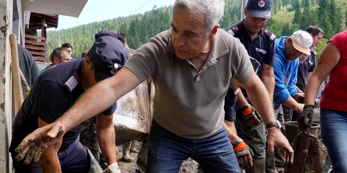 Călin Georgescu, în mijlocul sinistraților din Broșteni, Suceava. FOTO Inquam Photos / Saul Pop