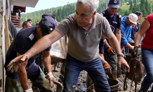 Călin Georgescu, în mijlocul sinistraților din Broșteni, Suceava. FOTO Inquam Photos / Saul Pop