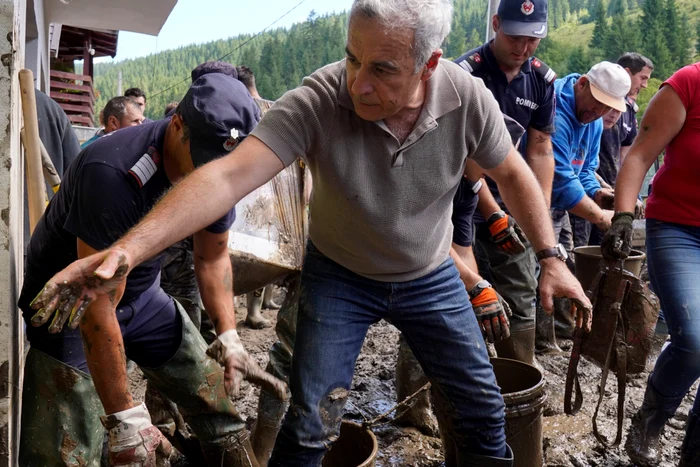 Călin Georgescu, în mijlocul sinistraților din Broșteni Foto: Inquam Photos/Saul Pop
