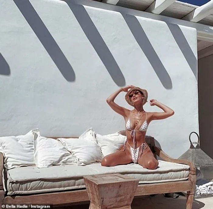Bella Hadid a pozat sexy şi s-a lăsat mângâiată de razele soarelui pe insula Mykonos, din Grecia