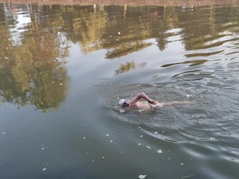 Avram Iancu a înotat 12 ore în Bega FOTO Ş.Both
