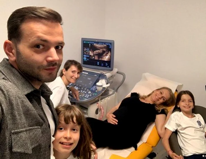 Toată familia prezentă la ecografia bebelușului!