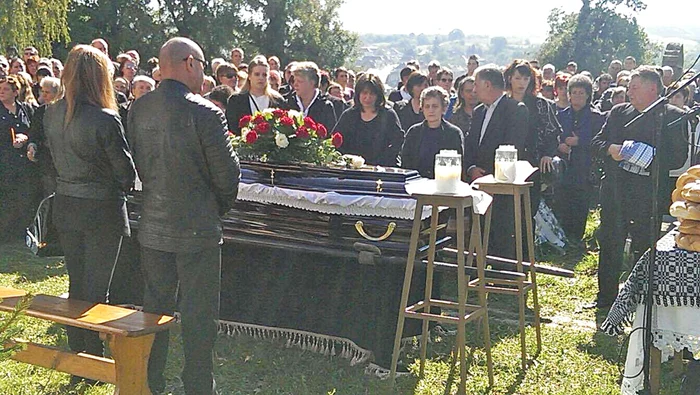 
    Vineri, Daniela şi-a  petrecut fostul soţ  pe ultimul drum  