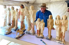 Arheologii egipteni au descoperit patru morminte de demnitari din perioada faraonilor și o mumie de peste 4.000 de ani, acoperită cu foițe de aur (foto: Facebook / Dr. Zahi Hawass)