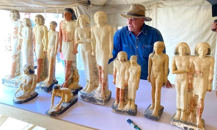 Arheologii egipteni au descoperit patru morminte de demnitari din perioada faraonilor și o mumie de peste 4.000 de ani, acoperită cu foițe de aur (foto: Facebook / Dr. Zahi Hawass)