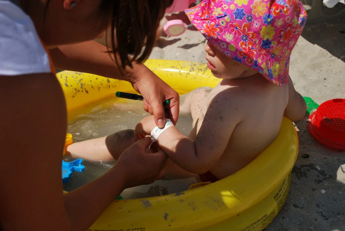 Programul "Brăţara de vacanţă" a început pe plaja din Mamaia. Foto: Radio Vacanţa
