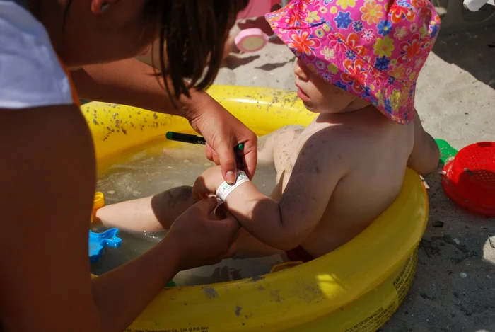 Programul "Brăţara de vacanţă" a început pe plaja din Mamaia. Foto: Radio Vacanţa