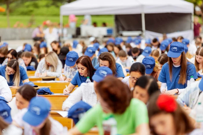 Mii de oameni au participat la Marea Dictare Națională. FOTO Arhivă personală Tatiana Marcu