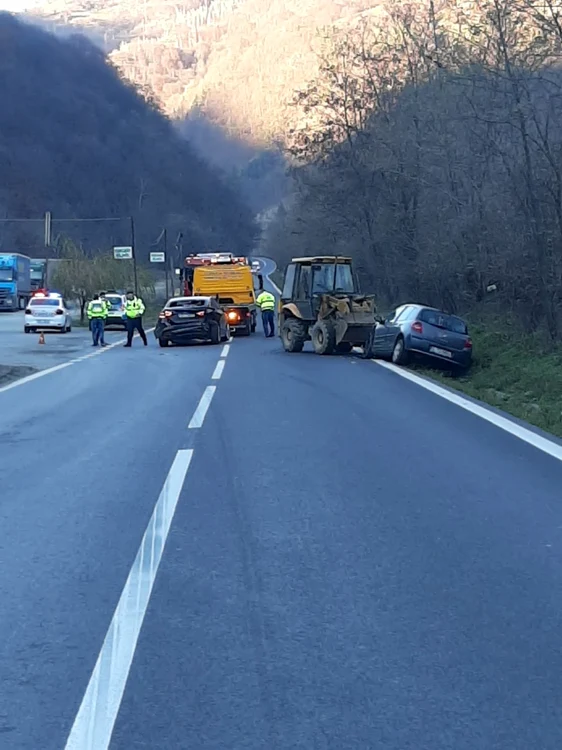 Accident pe Valea Oltului, în Vâlcea, la km 234 de pe DN 7 / E 81, Câineni - Balta Verde; Foto Adevărul.jpg