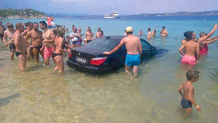 BMW-ul avea tot botul în apă, spre uimirea celor aflaţi pe plajă