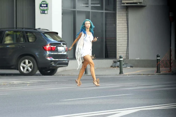 
    Andreea Bălan parcă  face şpagatul atunci  când traverseazăFoto: Mihai Ionescu  