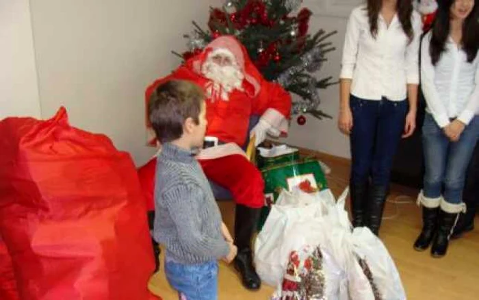 Moşul a fost aşteptat cu nerăbdare de copiii centrului Sf. Andrei