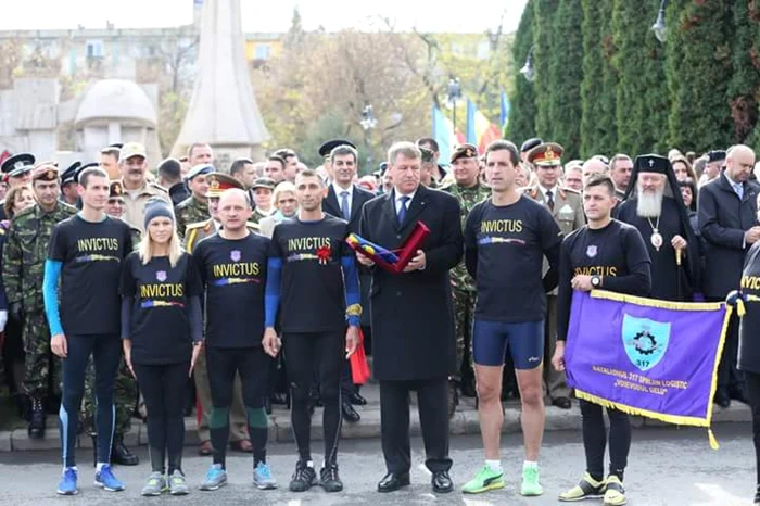 militarii zalauani au inmanat presedintelui drapelul tricolor