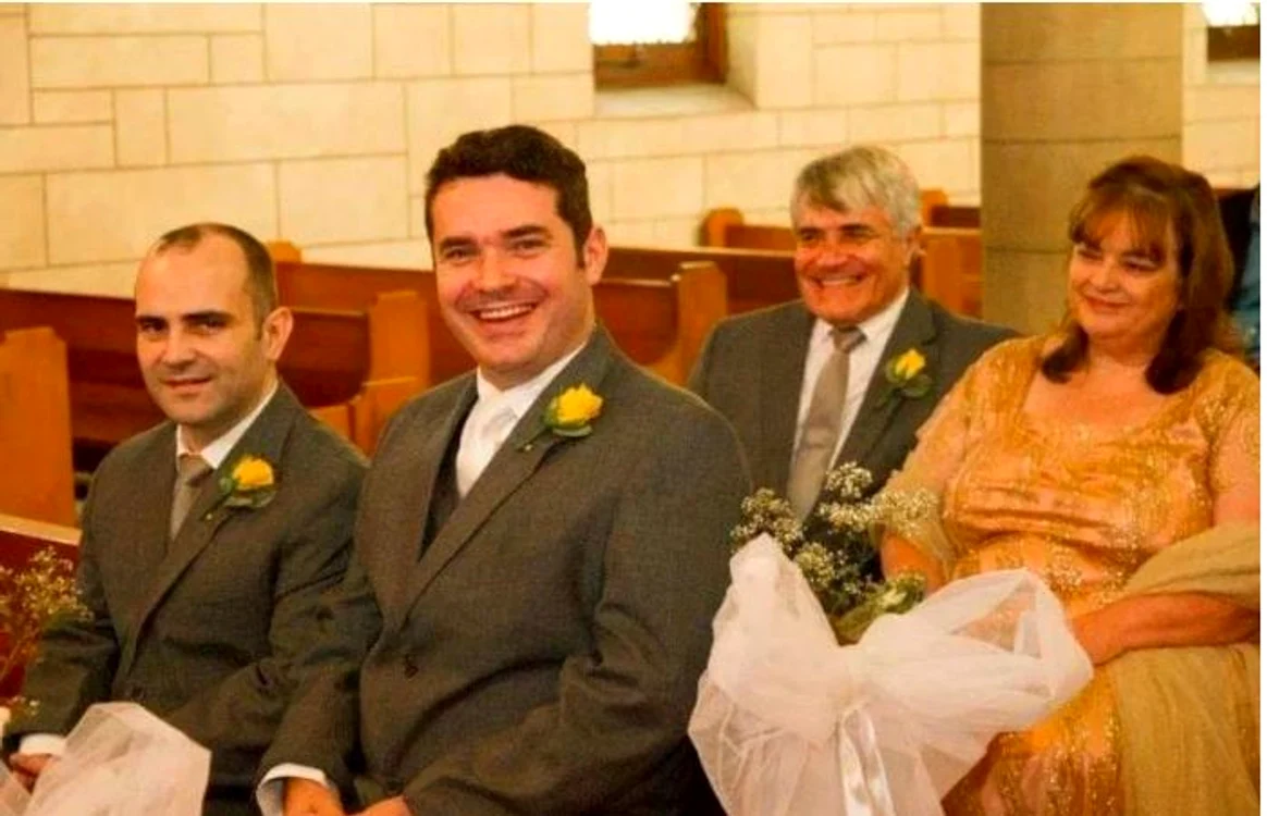 
    Basil Goncalves împreună cu soția și cei doi fii,  în față, stânga, Francis, în dreapta Shaul  