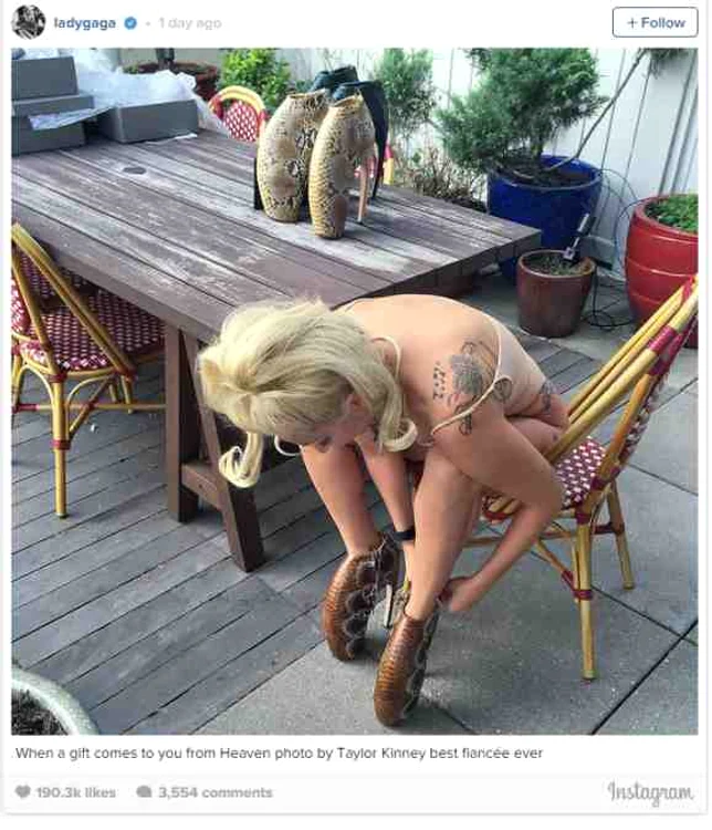 Cântăreața s-a încălțat imediat cu darul primit de la logodnicul ei