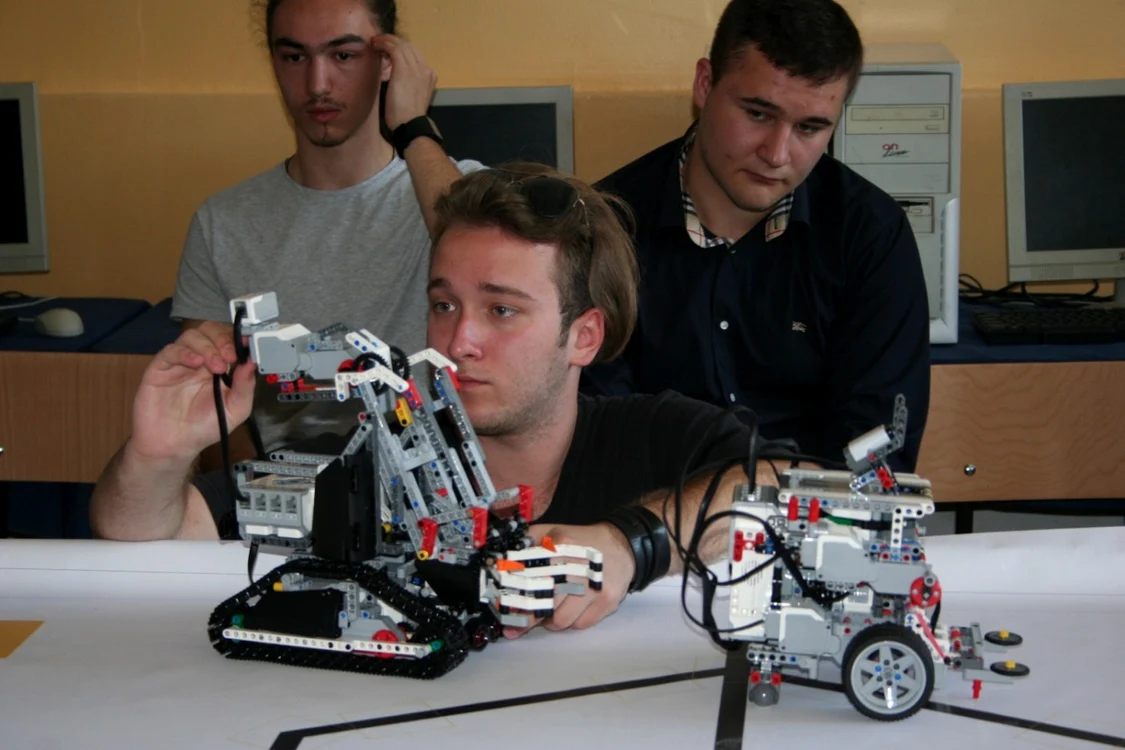 Elevii din Focşani vor reprezenta România la Olimpiada Internaţională de Robotică