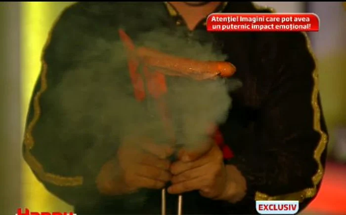 Omul- baterie a prăjit un crenvurşt în direct, cu forţa propriilor mâini (captură: Pro TV)