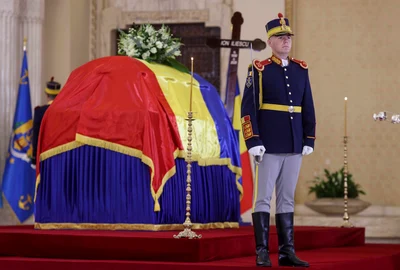 Sicriul cu trupul neînsuflețit al fostului președinte Ion Iliescu a fost depus la Palatul Cotroceni. FOTO Inquam Photos / Octav Ganea